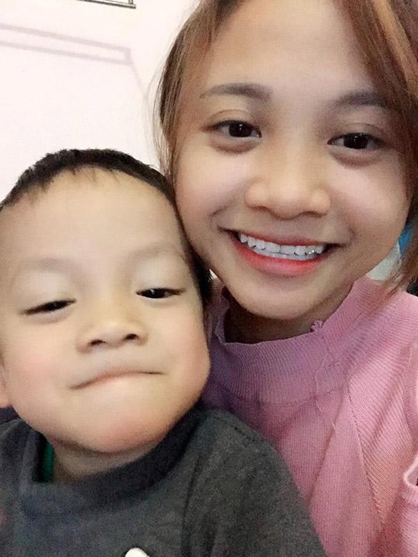 Thấy bố mẹ ăn xong không dọn, bé trai vừa rửa bát vừa nói câu khiến cả nhà đứng hình