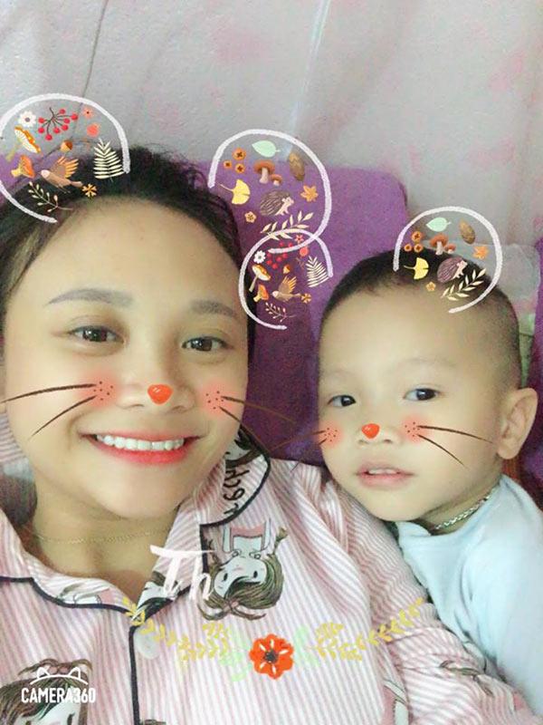 Thấy bố mẹ ăn xong không dọn, bé trai vừa rửa bát vừa nói câu khiến cả nhà đứng hình