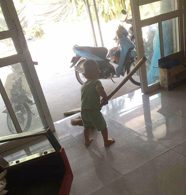 Thấy bố mẹ ăn xong không dọn, bé trai vừa rửa bát vừa nói câu khiến cả nhà đứng hình Thấy bố mẹ ăn xong không dọn, bé trai vừa rửa bát vừa nói câu khiến cả nhà đứng hình