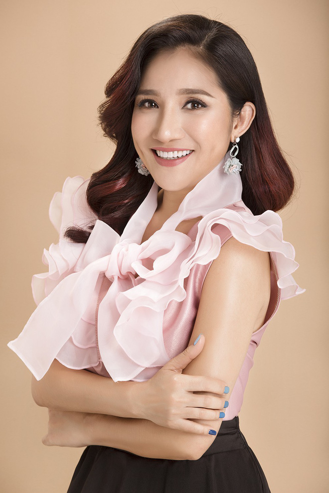 Bà mối Cát Tường khoe vẻ mặn mà khó cưỡng dù ngấp nghé tuổi 40