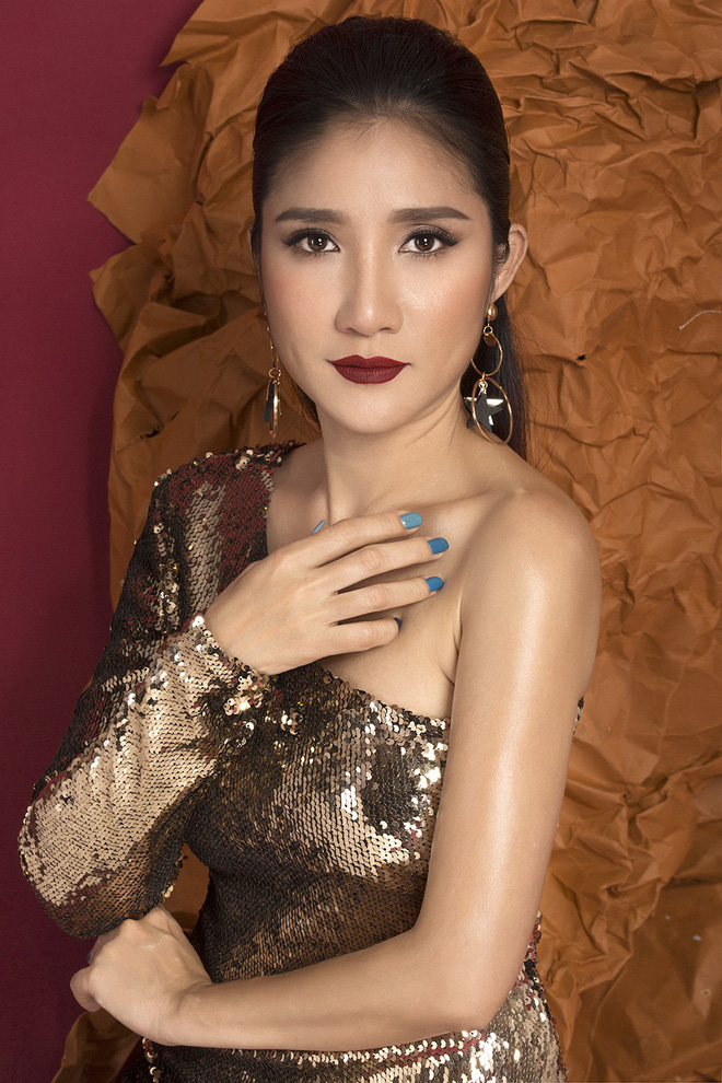 Bà mối Cát Tường khoe vẻ mặn mà khó cưỡng dù ngấp nghé tuổi 40