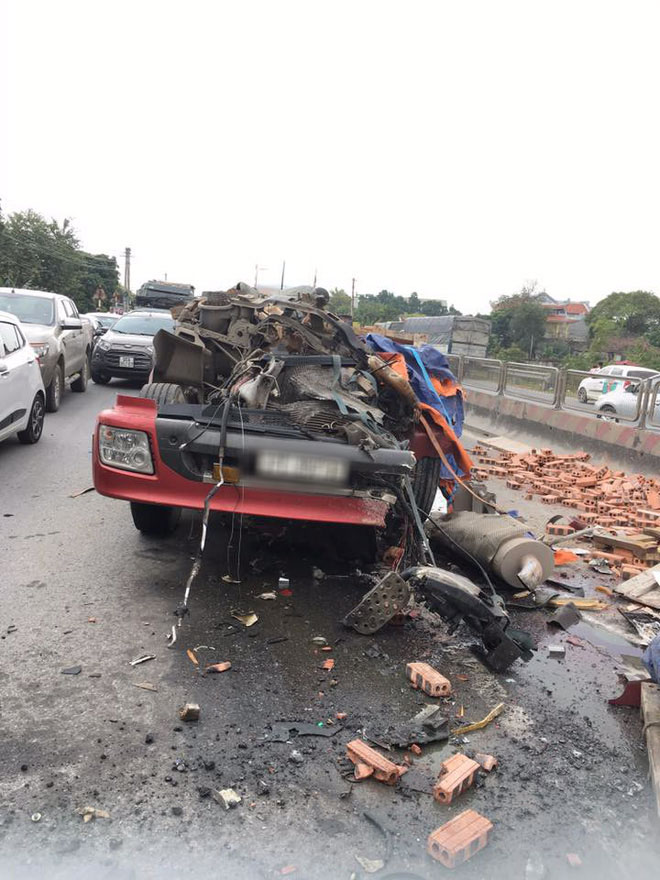 Tai nạn hy hữu: Container rụng mất buồng lái sau khi đâm vào xe tải chở gạch