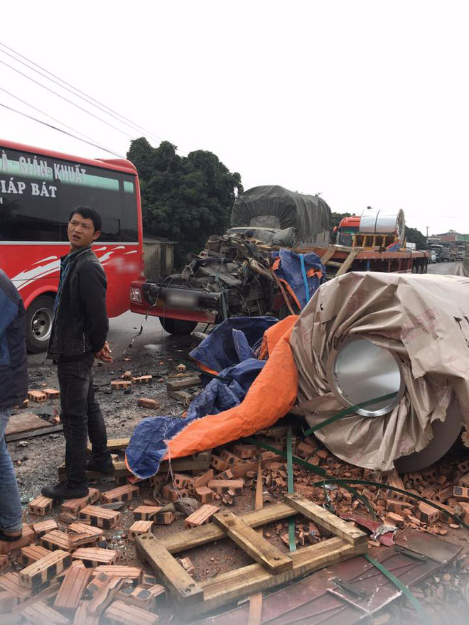 Tai nạn hy hữu: Container rụng mất buồng lái sau khi đâm vào xe tải chở gạch