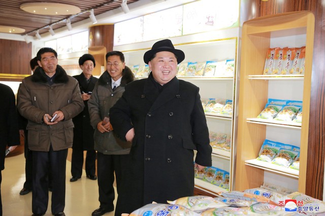 Ông Kim Jong-un tươi cười thăm nhà máy khoai tây giữa lúc căng thẳng