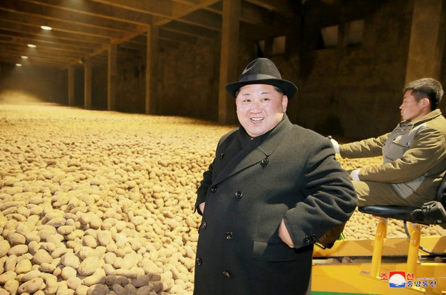 Ông Kim Jong-un tươi cười thăm nhà máy khoai tây giữa lúc căng thẳng