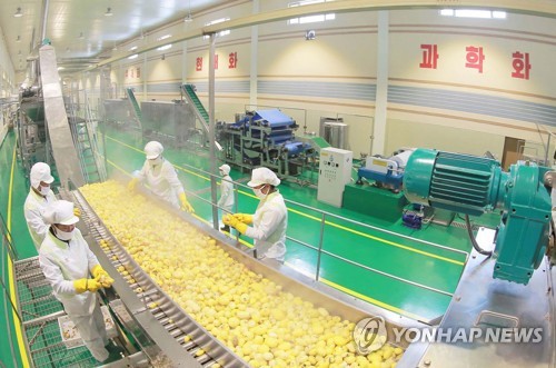 Ông Kim Jong-un tươi cười thăm nhà máy khoai tây giữa lúc căng thẳng