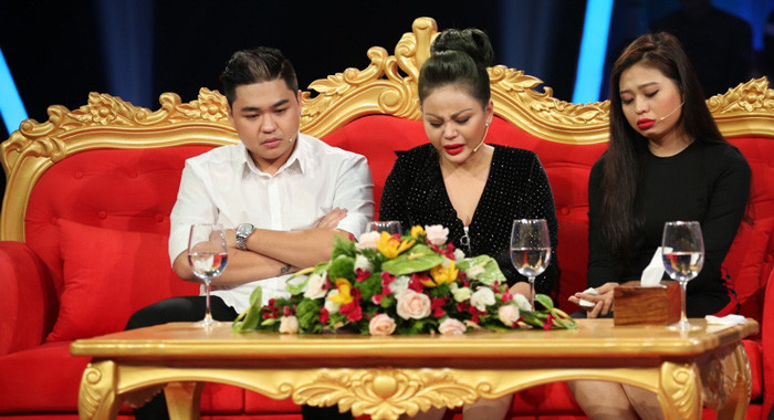 Sao Việt nói gì khi danh hài Duy Phương bị Lê Giang tố đánh đập, ném từ cầu thang xuống đất? Sao Việt nói gì khi danh hài Duy Phương bị Lê Giang tố đánh đập, ném từ cầu thang xuống đất?