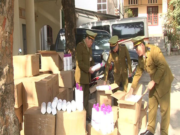 Bắt giữ ô tô khách chở 50 thùng mỹ phẩm nhập lậu