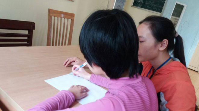 Bé gái 11 tuổi bị mẹ nhốt không cho đi học: Sau 1 năm giải cứu đã biết rất nhiều phép tính