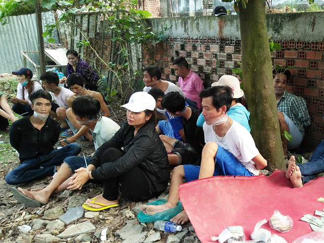 Cảnh sát vây bắt 7 phụ nữ đang sát phạt với 17 đàn ông ở sòng bạc