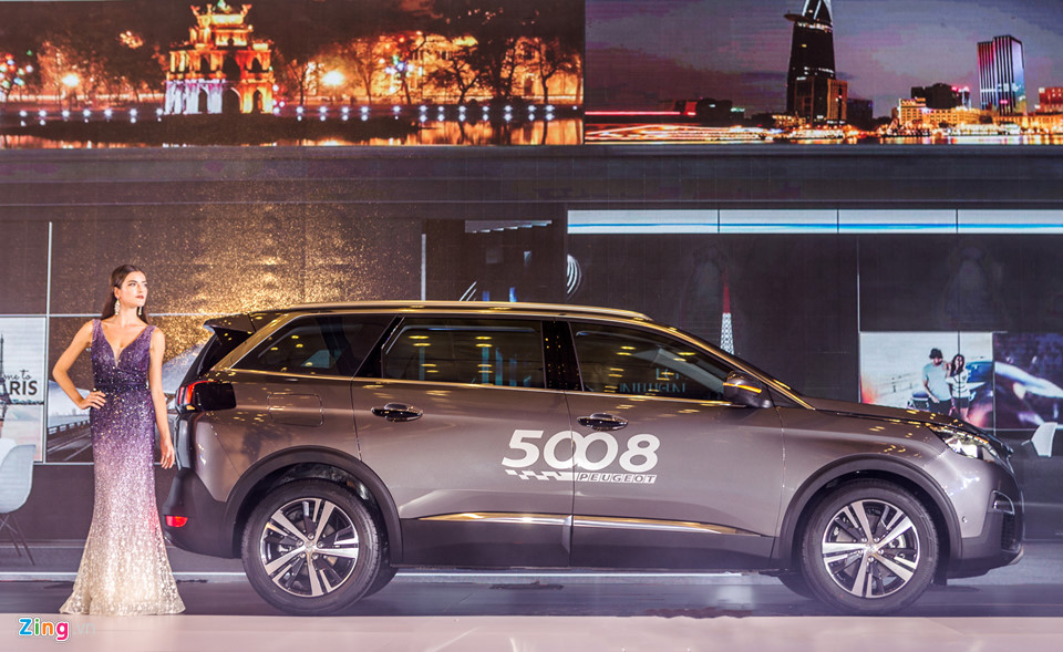 Chi tiết Peugeot 5008 giá 1,349 tỷ - đối thủ mới của Toyota Fortuner