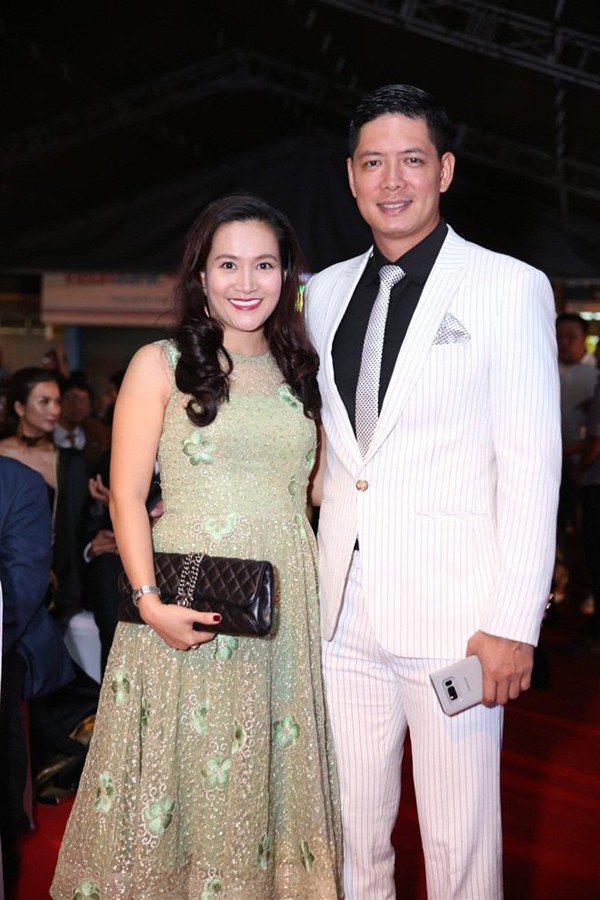 Trước nghi án chồng ngoại tình, vợ quý ông Việt ứng xử khôn dại ra sao?