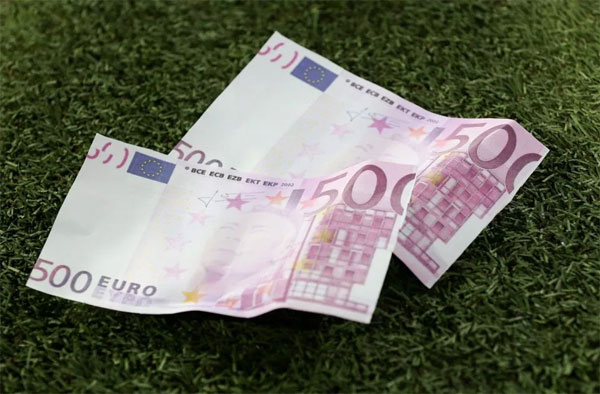 Fan Munich ném tiền giả in hình Neymar xuống sân