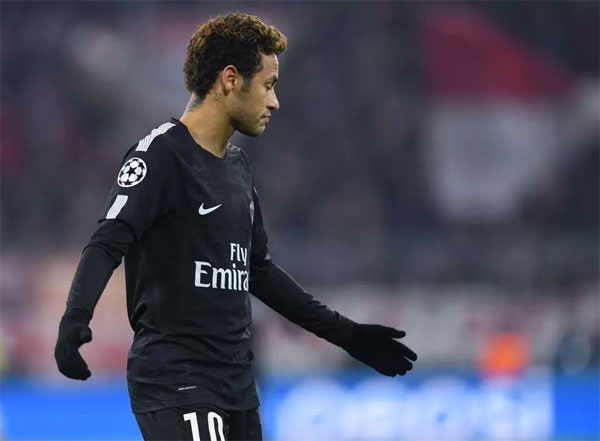Fan Munich ném tiền giả in hình Neymar xuống sân