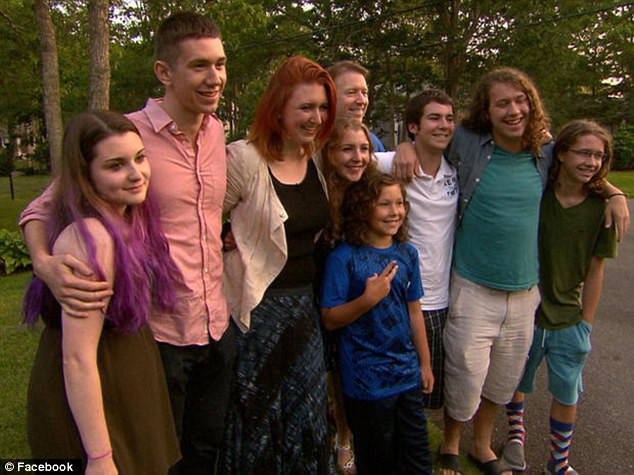 Hiến tặng tinh trùng khi còn trẻ, 30 năm sau gặp lại các con người đàn ông không tin vào mắt mình