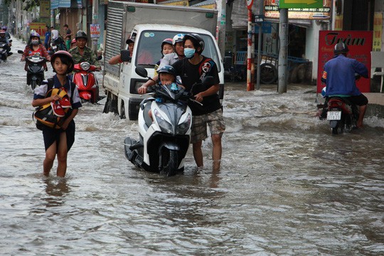 Triều cường đạt đỉnh, người dân cầu cứu xe ba gác