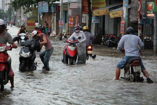 Triều cường đạt đỉnh, người dân cầu cứu xe ba gác