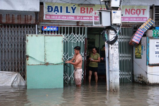 Triều cường đạt đỉnh, người dân cầu cứu xe ba gác