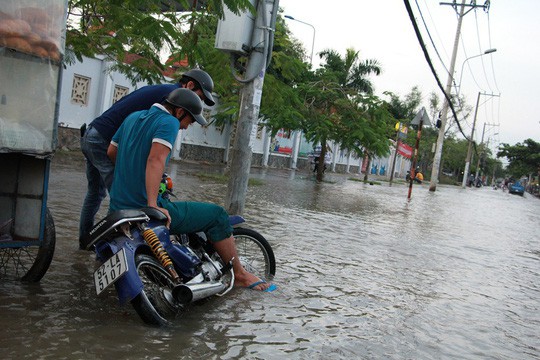 Triều cường đạt đỉnh, người dân cầu cứu xe ba gác