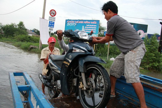 Triều cường đạt đỉnh, người dân cầu cứu xe ba gác Triều cường đạt đỉnh, người dân cầu cứu xe ba gác
