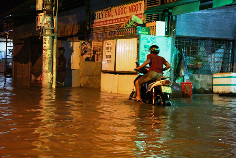 Dịch vụ ba gác giải cứu xe máy đắt khách trong triều cường