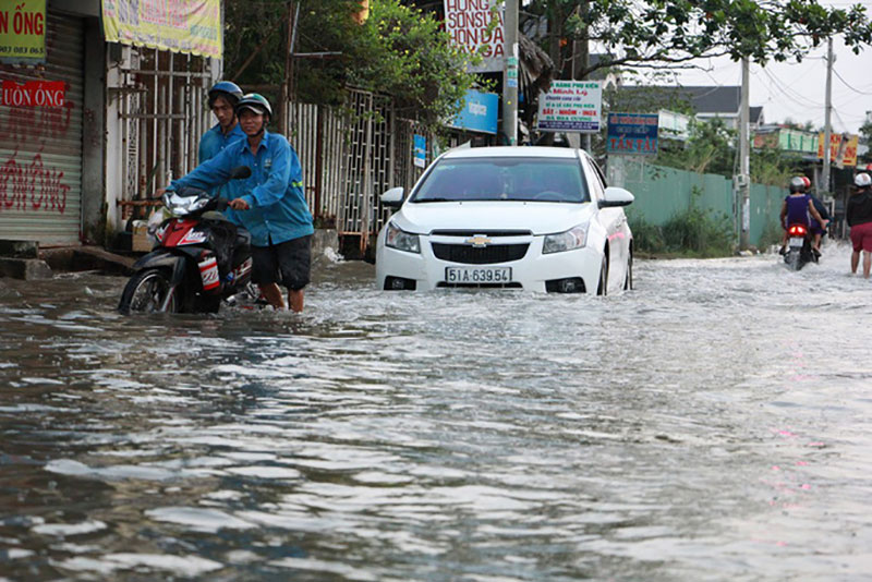 Dịch vụ ba gác giải cứu xe máy đắt khách trong triều cường