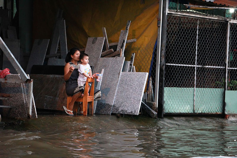 Dịch vụ ba gác giải cứu xe máy đắt khách trong triều cường