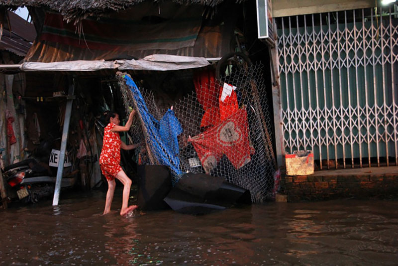 Dịch vụ ba gác giải cứu xe máy đắt khách trong triều cường