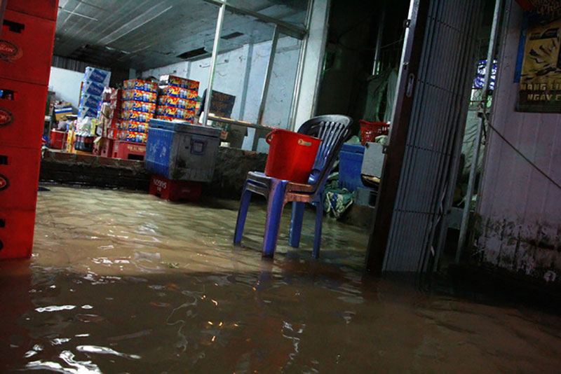 Dịch vụ ba gác giải cứu xe máy đắt khách trong triều cường