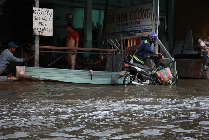 Dịch vụ ba gác giải cứu xe máy đắt khách trong triều cường