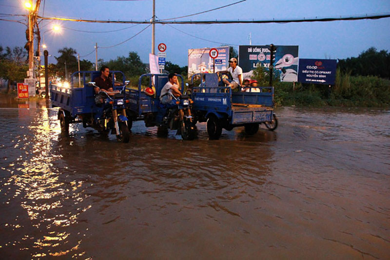 Dịch vụ ba gác giải cứu xe máy đắt khách trong triều cường