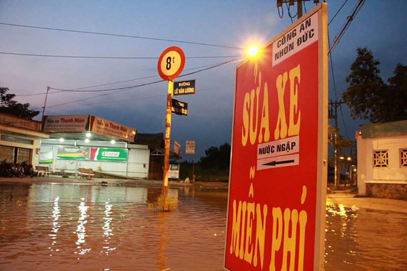 Dịch vụ ba gác giải cứu xe máy đắt khách trong triều cường