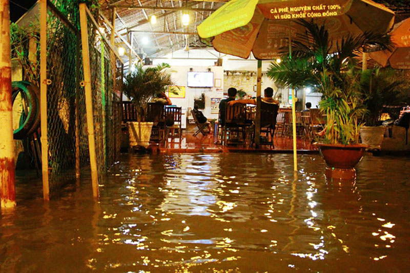 Dịch vụ ba gác giải cứu xe máy đắt khách trong triều cường