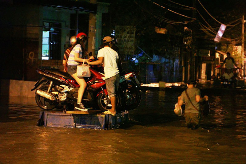Dịch vụ ba gác giải cứu xe máy đắt khách trong triều cường