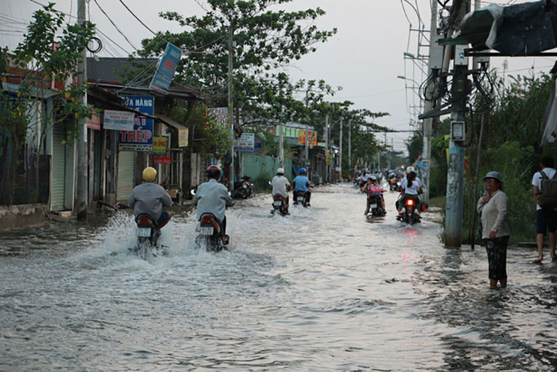 Dịch vụ ba gác giải cứu xe máy đắt khách trong triều cường