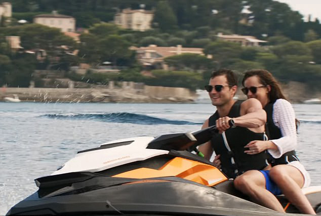 Phần cuối 50 sắc thái tiếp tục ngập cảnh nóng