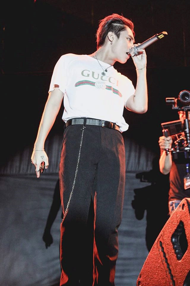 Mix áo thun in logo như Hồ Ngọc Hà, Sơn Tùng M-TP