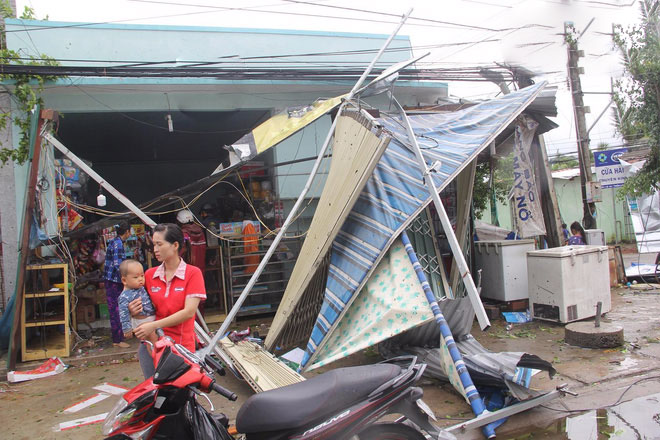 Sân khấu Hoa hậu vẫn rực rỡ đèn ở nơi người dân ngập trong bão lũ: Khi cái đẹp trở thành thứ vô cảm trước nỗi đau!