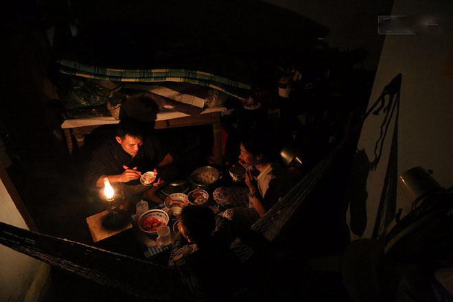 Sân khấu Hoa hậu vẫn rực rỡ đèn ở nơi người dân ngập trong bão lũ: Khi cái đẹp trở thành thứ vô cảm trước nỗi đau!