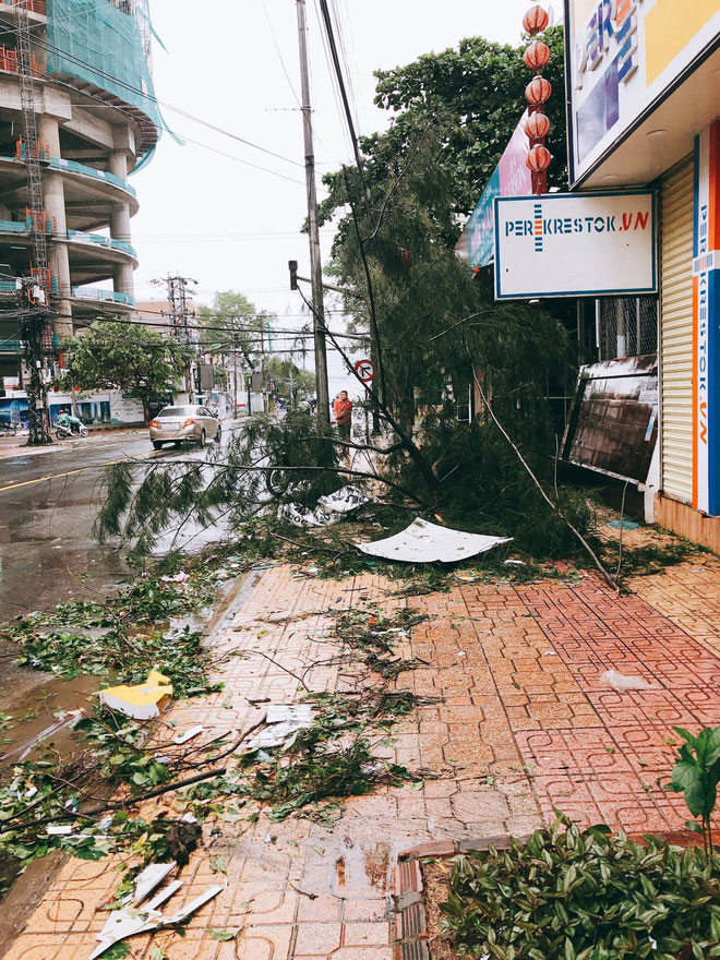 Sân khấu Hoa hậu vẫn rực rỡ đèn ở nơi người dân ngập trong bão lũ: Khi cái đẹp trở thành thứ vô cảm trước nỗi đau! Sân khấu Hoa hậu vẫn rực rỡ đèn ở nơi người dân ngập trong bão lũ: Khi cái đẹp trở thành thứ vô cảm trước nỗi đau!