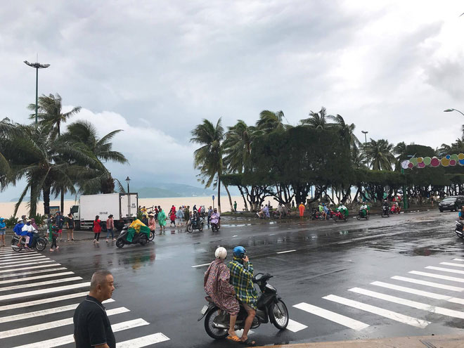 Sân khấu Hoa hậu vẫn rực rỡ đèn ở nơi người dân ngập trong bão lũ: Khi cái đẹp trở thành thứ vô cảm trước nỗi đau!