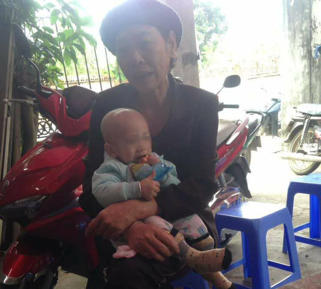 Xót xa cảnh bé trai 11 tháng tuổi đã phải chịu tang cha, mẹ bỏ đi không nhìn mặt