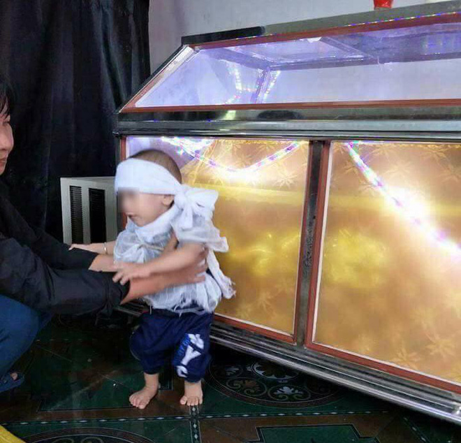 Xót xa cảnh bé trai 11 tháng tuổi đã phải chịu tang cha, mẹ bỏ đi không nhìn mặt