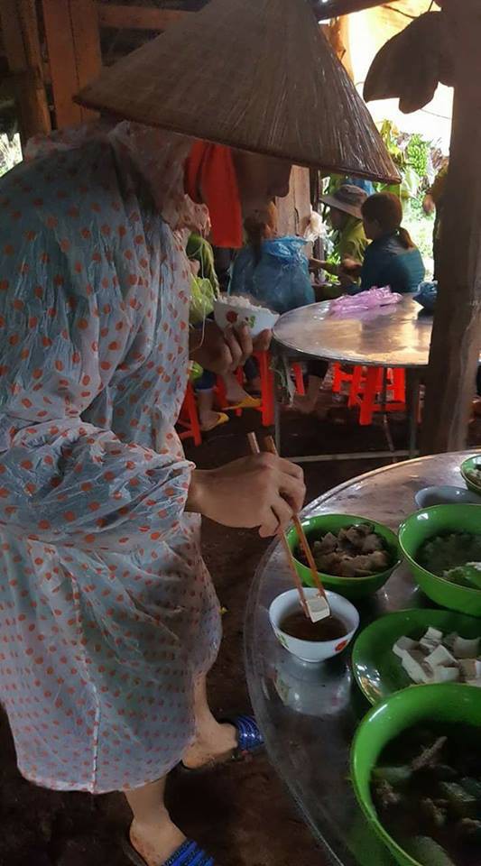 Bi hài ngày mưa lũ: Đang ăn cơm thì nước tràn ngập mâm, một nhà có điện cả làng được nhờ sạc điện thoại