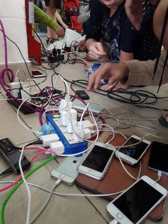 Bi hài ngày mưa lũ: Đang ăn cơm thì nước tràn ngập mâm, một nhà có điện cả làng được nhờ sạc điện thoại Bi hài ngày mưa lũ: Đang ăn cơm thì nước tràn ngập mâm, một nhà có điện cả làng được nhờ sạc điện thoại