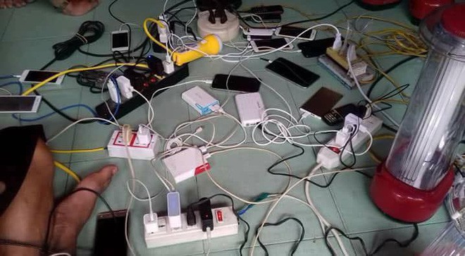 Bi hài ngày mưa lũ: Đang ăn cơm thì nước tràn ngập mâm, một nhà có điện cả làng được nhờ sạc điện thoại