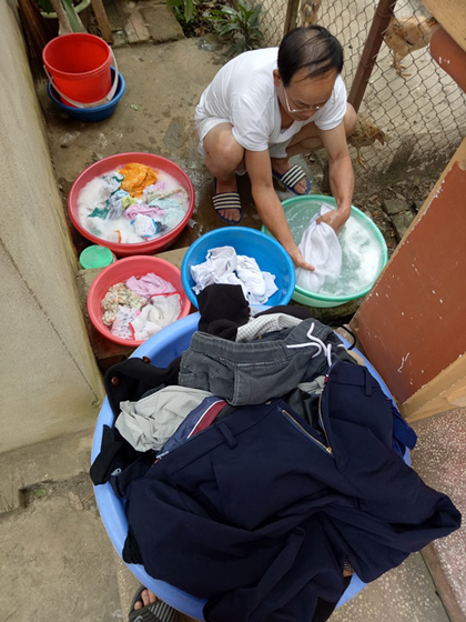 Đại tá về hưu giặt tay cả núi đồ cho con dâu sau sinh