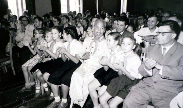 Hình ảnh Cách mạng Tháng Mười Nga và Bác Hồ với nhân dân Xô Viết