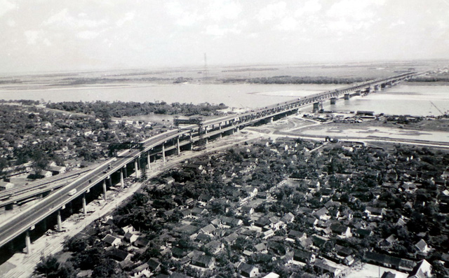 Hình ảnh Cách mạng Tháng Mười Nga và Bác Hồ với nhân dân Xô Viết