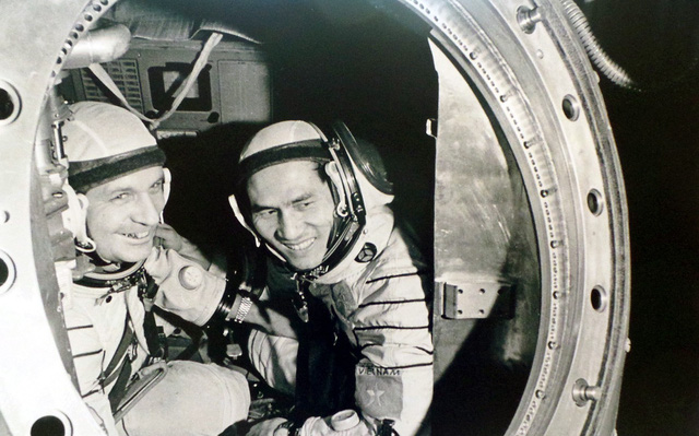 Hình ảnh Cách mạng Tháng Mười Nga và Bác Hồ với nhân dân Xô Viết